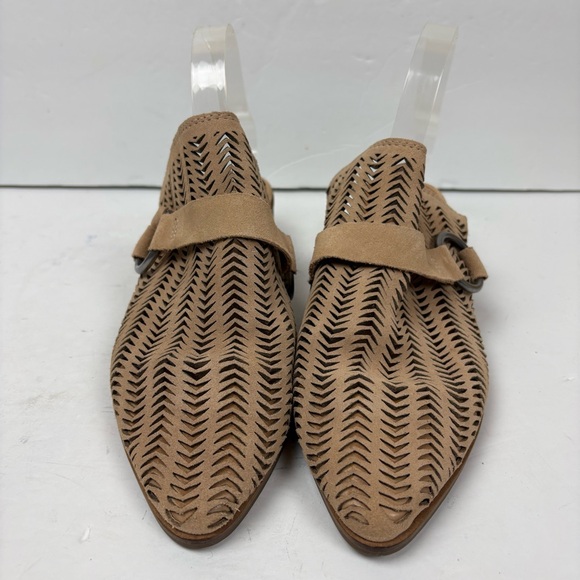 Lucky Brand Tan Beige Perforated Leather Mules Clogs Slides Women’s Size 8 - Picture 2 of 8